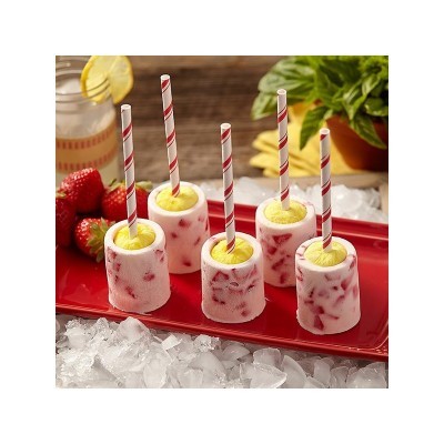 Cinco gelados com pedaços de morango servidos numa bandeja vermelha com palhinhas listradas.