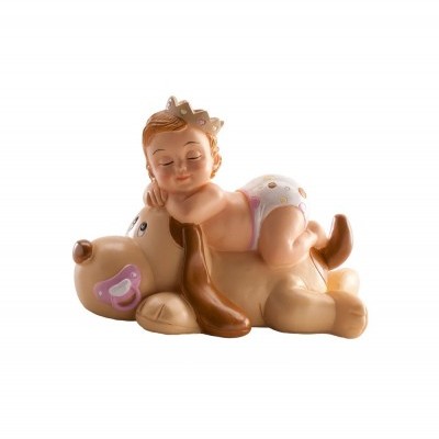 Figura bebé com coroa de princesa deitado sobre cão