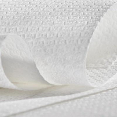 tecido branco com padrão texturizado em relevo e ondulações suaves