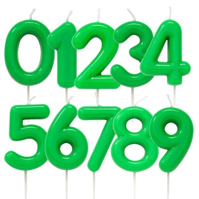 Conjunto de velas verdes em forma dos números de 0 a 9