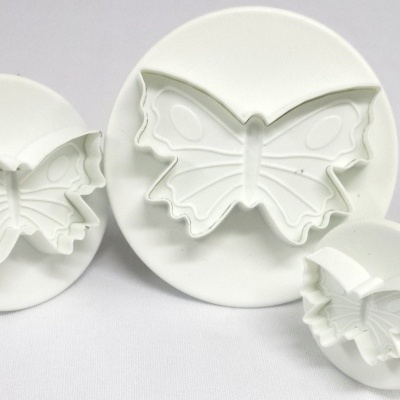 Cortadores de bolachas brancos em forma de borboleta de três tamanhos