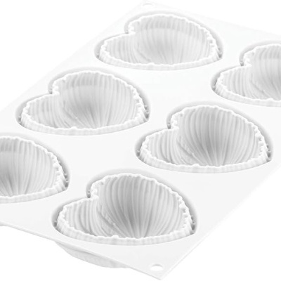 Forma de silicone branca com cavidades em forma de coração
