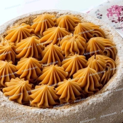 Tarte com cobertura de doce de ovos amarelo em estrelas, base polvilhada com açúcar