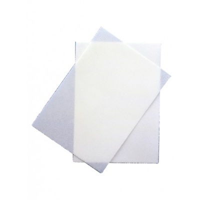 Duas placas retangulares transparentes sobre fundo branco