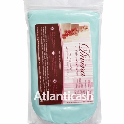 Embalagem plástica transparente com pasta de açúcar azul clara e rótulo em português.