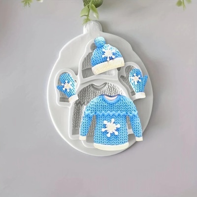 Molde de silicone branco com roupas de inverno azuis e detalhes em branco.