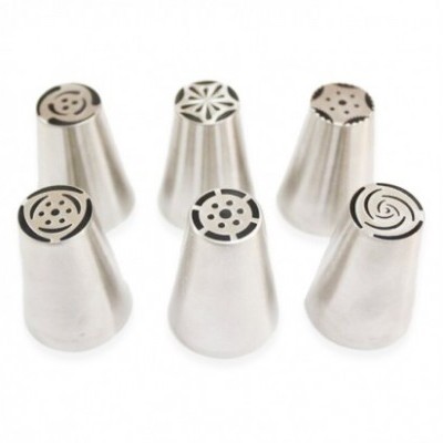 Seis bicos de metal para decoração de bolos com padrões diferentes, dispostos em duas filas