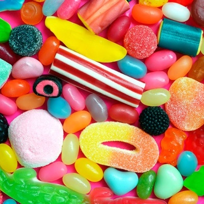 Variedade colorida de gomas e rebuçados de gelatina com diferentes formas e texturas