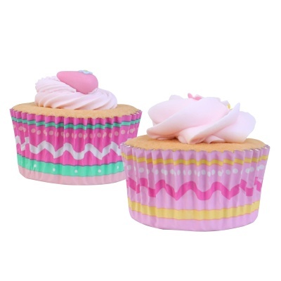 Dois cupcakes decorativos com base de papel colorido e cobertura rosa claro