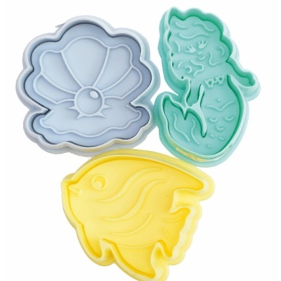 Três moldes de silicone coloridos para biscoitos com formas marinhas
