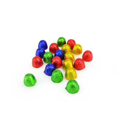 Bombons pequenos coloridos embrulhados em papel metálico sobre superfície branca