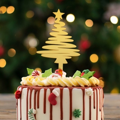 Bolo de Natal decorado com creme e enfeites festivos.