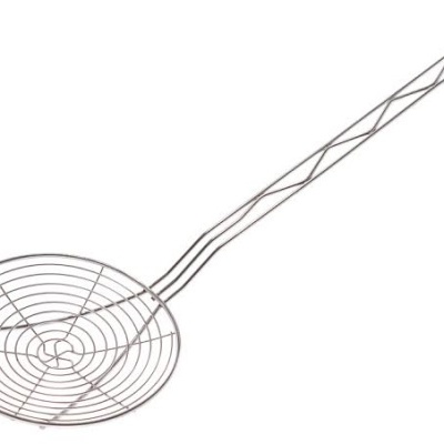 Utensílio de cozinha metálico com cabo longo e rede circular