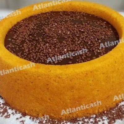 Bolo amarelo com cobertura de chocolate granulado