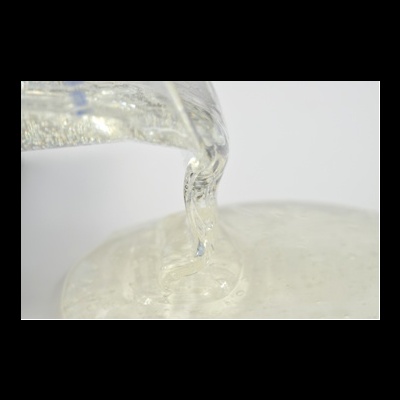 Gel translúcido a ser vertido de um recipiente transparente