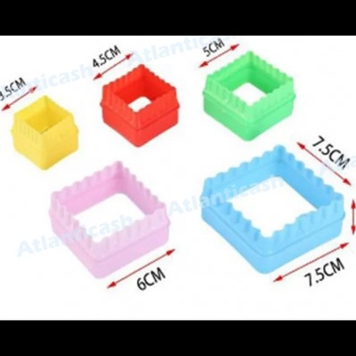 Conjunto de 5 moldes quadrados coloridos com bordas onduladas e dimensões variadas.