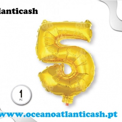 Balão metálico dourado número 5 com texto promocional no fundo