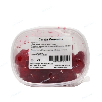 Embalagem transparente com cerejas vermelhas em calda e etiqueta branca