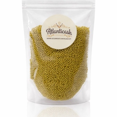 Saco plástico transparente com pequenas esferas amarelas e etiqueta Atlanticash