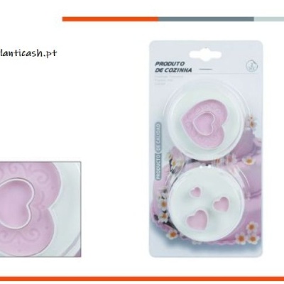 Cortadores de massa em forma de coração em plástico branco e rosa na embalagem com fundo floral