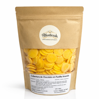 Pacote de chocolate em pastilhas amarelas com rótulo branco