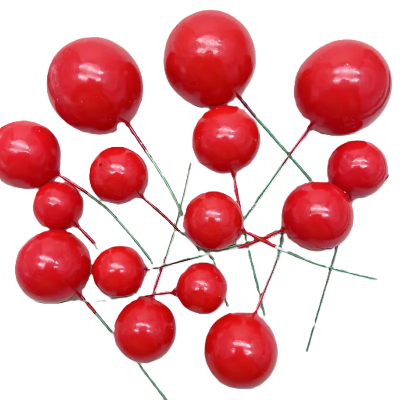Esferas vermelhas brilhantes decorativas em fios metálicos