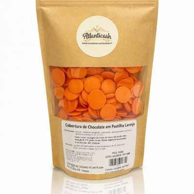 Embalagem de papel castanho com pastilhas laranja de chocolate e etiquetas com texto