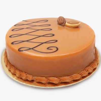 Bolo redondo com cobertura cor de caramelo e decoração de chocolate