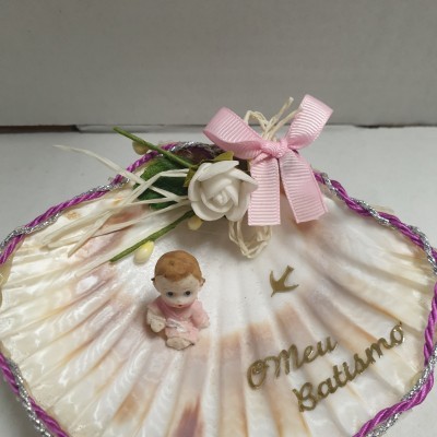 Concha decorativa com bebé, flor, laço rosa e texto Meu Batismo