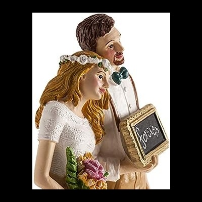 Figuras de noivos segurando placa com texto