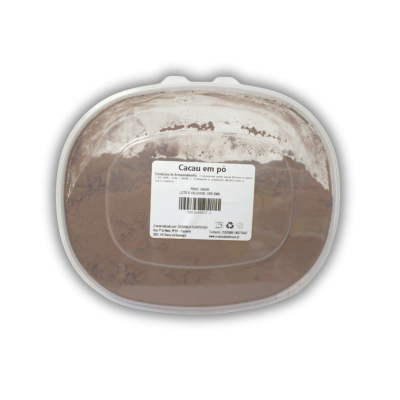 Embalagem plástica com cacau em pó e rótulo branco