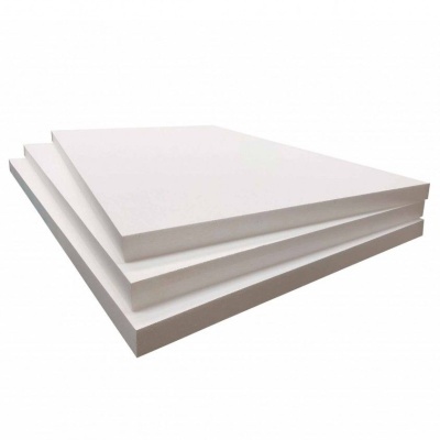 Três folhas empilhadas de cartolina branca sobre fundo branco