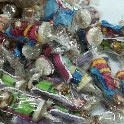 Figuras pequenas coloridas embaladas individualmente em plástico transparente