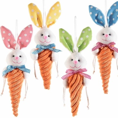 Decorações de coelhos com corpo de cenoura e orelhas coloridas com padrão de bolinhas
