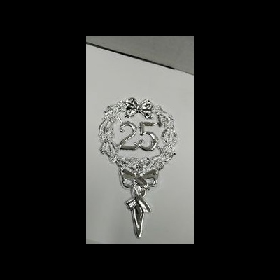 decoração metálica prateada com número 25 e laço