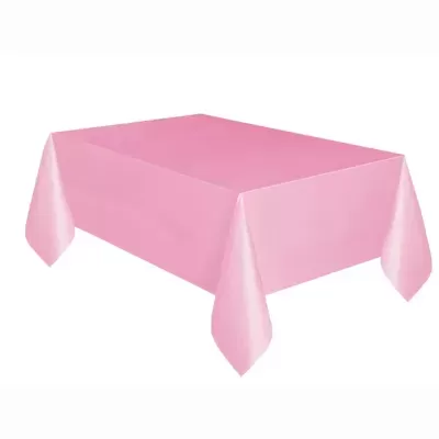 Toalha de mesa rosa lisa retangular sobre fundo branco