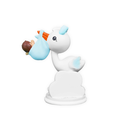 Escultura cegonha branca com bebé em embrulho azul