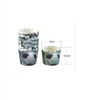 Forminhas para bolos com padrão de bolas de futebol em preto, branco e verde.