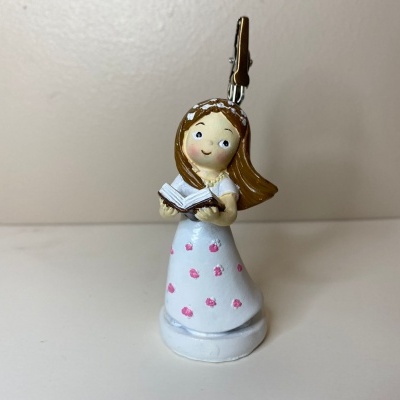 Chaveiro decorativo em forma de menina com vestido branco e flores cor-de-rosa segurando livro