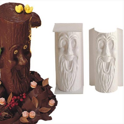 Molde para bolo em plástico com formato de tronco de árvore sorridente e bolo decorado com pequenos patinhos amarelos no topo