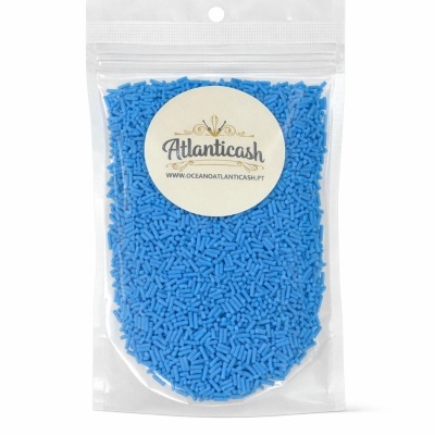 Saco plástico transparente com pequenas peças azuis e etiqueta redonda branca