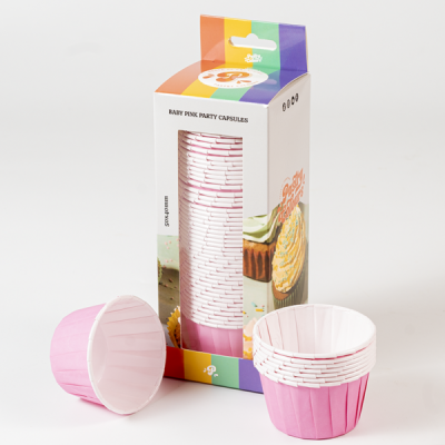 Cápsulas para cupcake cor rosa bebê em caixa colorida e duas cápsulas fora da caixa.