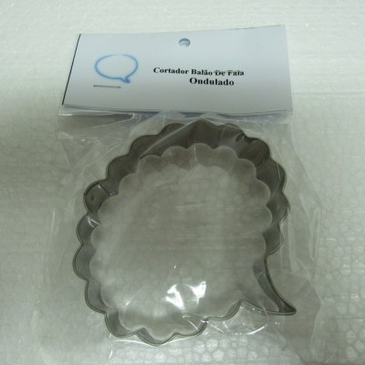 Cortador de biscoitos ondulado em metal embalado em plástico transparente com etiqueta