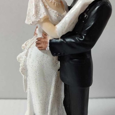 Figura de noivos para bolo de casamento em branco e preto.