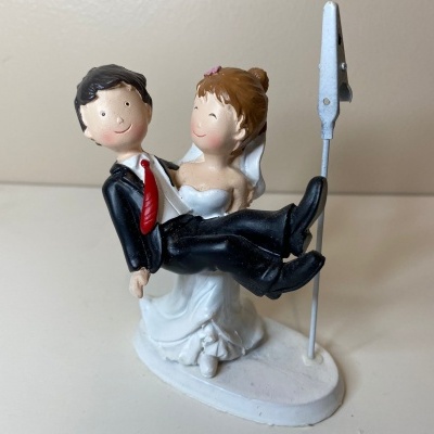 Figura decorativa de casal de noivos em cerâmica com noivo e noiva em base branca