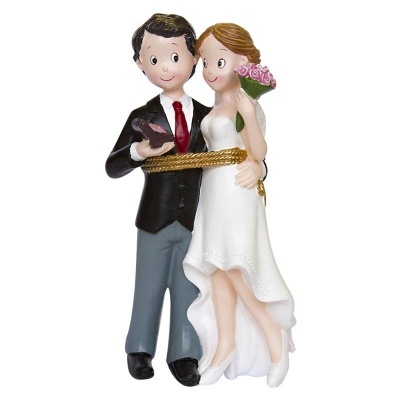 Figuras de noivos em resina, noivo de fato preto e noiva de vestido branco com flores