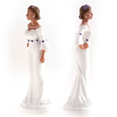 Duas figuras de noiva em porcelana vestindo vestidos brancos com detalhes florais roxos
