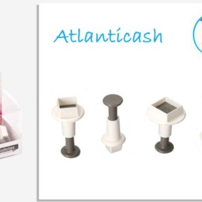 Conjunto de 4 carimbos de plástico para bolos com designs quadrados e alças pretas.