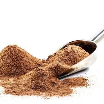 Pó castanho fino com concha metálica sobre fundo branco