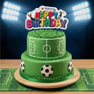 Bolo de aniversário tema futebol verde com bolas e topper Happy Birthday